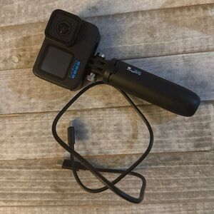 GoPro Camera with Black Handle and Cable/Go pro 10
Like New 
No box
